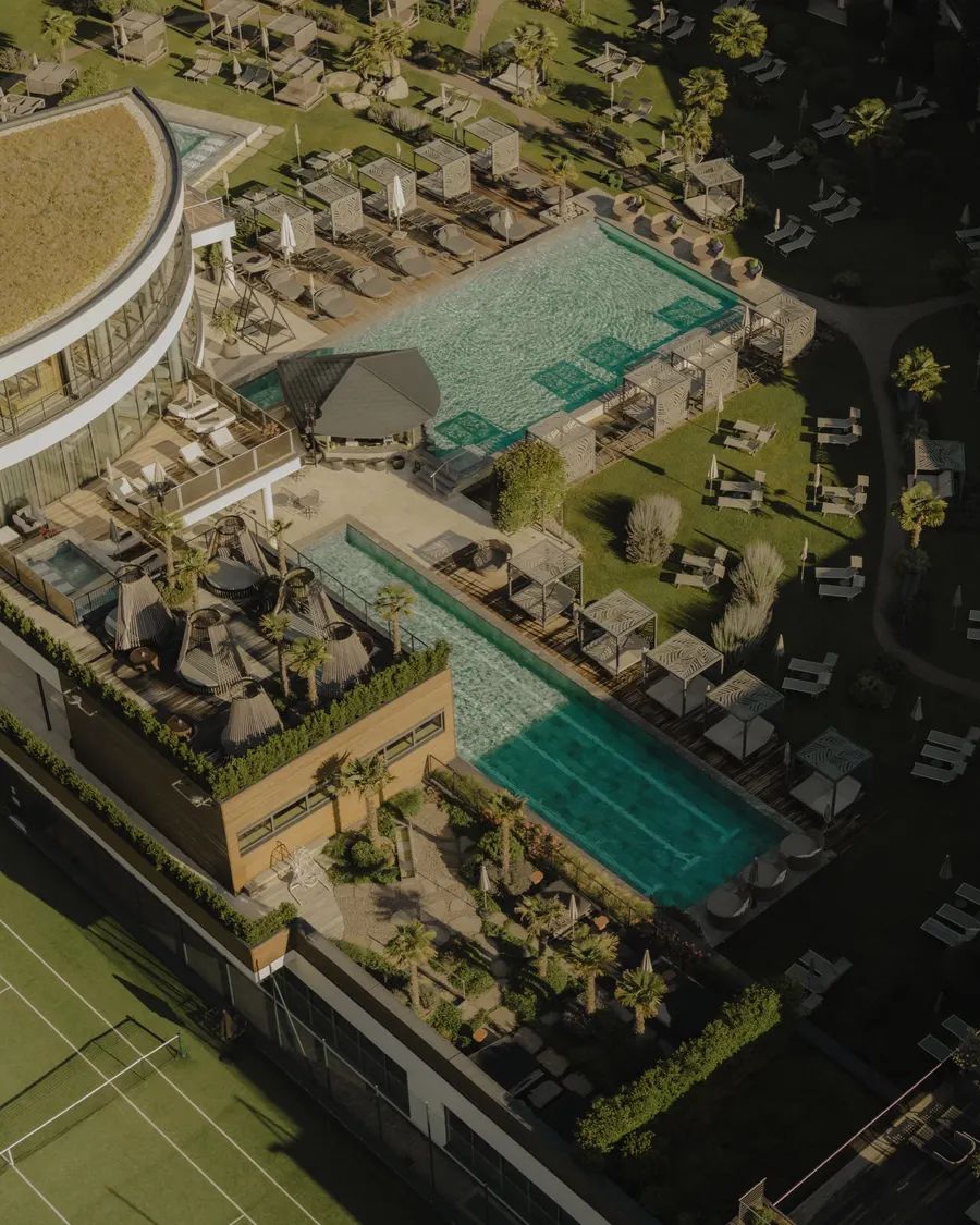 Poolanlage des Hotel Prokulus von oben, Naturns